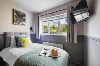 4 Bed Home 2 bathrooms, on street parking - Swansea - 3