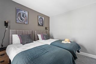 4 Bed Home 2 bathrooms, on street parking - Swansea - 1