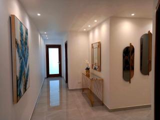 Luxurious 3 Bedroom Maisonette with Private Pool - 8