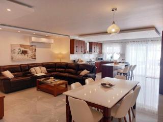 Luxurious 3 Bedroom Maisonette with Private Pool - 3