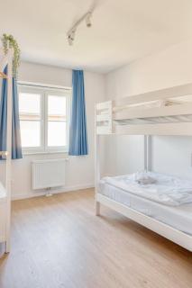 Beautiful Holiday Home for 10 with Garden - De Haan - 4