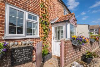 Winterton Sea Sanctuary, Hot Tub & Log Burner by the Dunes - 0