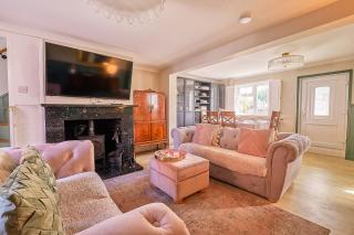 4 Bed Cottage Winterton-on-Sea HotTub and Log Burner - 5