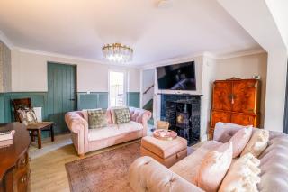 4 Bed Cottage Winterton-on-Sea HotTub and Log Burner - 4