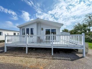 Beautiful 4 Berth Lodge With Decking At Manor Park In Hunstanton Ref 23038C - 2