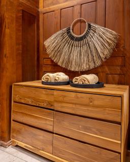 Charming 3BR Wooden Villa with Lush Garden Oasis by Santi Management - Canggu - 2