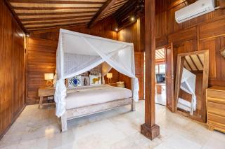 Charming 3BR Wooden Villa with Lush Garden Oasis by Santi Management - Canggu - 8