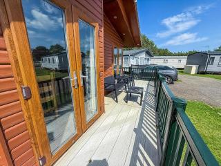 Modern 4 Berth Lodge With Decking At Manor Park In Hunstanton Ref 23024W - 1