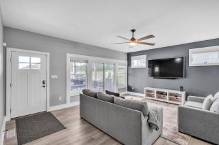 Pet-Friendly Getaway with Golf & Private Patio Retreat home - South Bend - 9