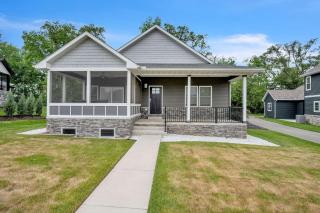 Pet-Friendly Getaway with Golf & Private Patio Retreat home - South Bend - 2