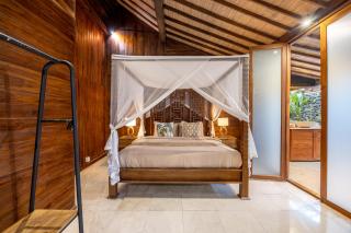 Charming 4BR Wooden Villa with Lush Garden Oasis by Santi mnagement - Canggu - 7