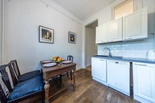 High ceilings 75m2 Sleeps 9 Free parking - 2