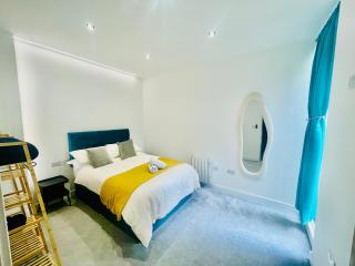 Brand-New Modern 2 Bed Room Apart ment With FREE Parking - Plymouth - 3