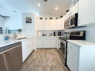 Tropical Paradise near to Manasota Key, private heated pool, Wifi - Englewood - 1