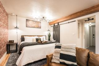Awaken Your Senses King Bed Bsu Parking - Boise - 6