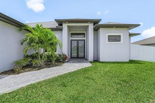 Heated Pool & Kayaks for Adventure - Waterfront Getaway - Roelens - Cape Coral - 1
