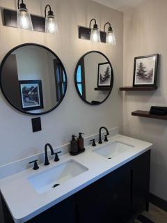 Tall Pines Lodge great location sleeps 9 - 1