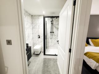 Silver Court Apartments - 2 Bed, 2 Bathroom Modern apartments - FREE Parking, WIFI and Videocom Entry - Peterborough - 0