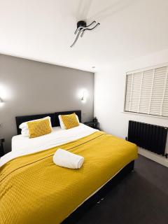 Silver Court Apartments - 2 Bed, 2 Bathroom Modern apartments - FREE Parking, WIFI and Videocom Entry - Peterborough - 9