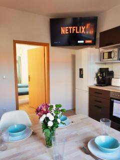Modern 2BR apartment with 55" Smart TV & DeLonghi coffee machine - Magdeburgo - 7