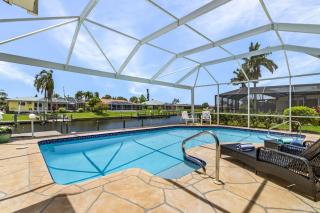 Charming Retreat with Paddleboards for Adventure - Much Ado About Sunshine - Roelens - 0