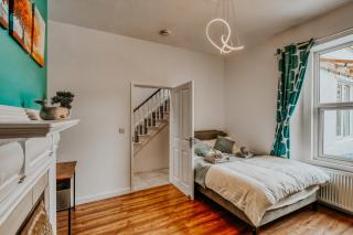 Open Mind Property - 4 Bedroom House with Hot Tub - Weston-super-Mare - 1