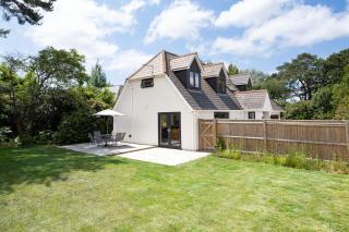 NEW! Elegant & Modern 5 bedroom home with Parking & Garden - Excellent Location! - 2