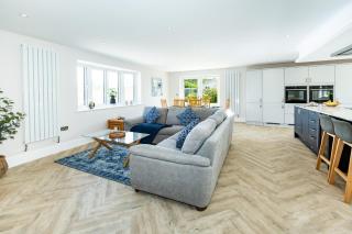 NEW! Elegant & Modern 5 bedroom home with Parking & Garden - Excellent Location! - Saint Leonards - 0