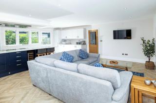 NEW! Huge & Gorgeous 5BR home with Parking & Garden - Excellent Location! - 1