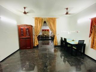 Villa Kovai, Luxury 3BR Villa Sleeps 6 to10, FreeWIFI, Near Airport - 8