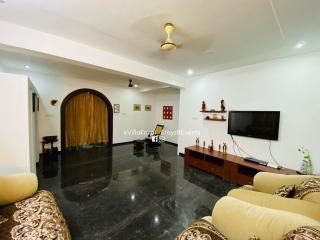 Villa Kovai, Luxury 3BR Villa Sleeps 6 to10, FreeWIFI, Near Airport - 1