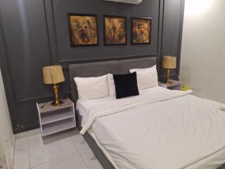 Universe Apartment 1bedroom By StayLux Suits - Lahore - 4