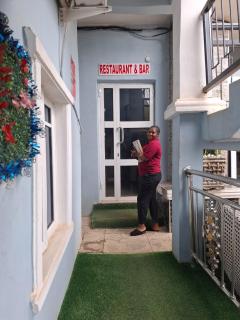 Eduson Hotel and Suites - Mama - 2