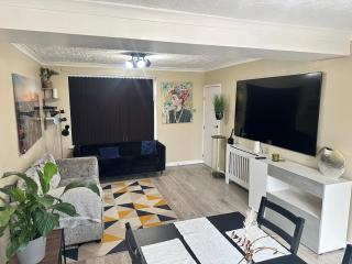 Contractor-Friendly 3-Bed Home in Strood, Kent with Free Parking - Strood - 0
