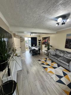 Contractor-Friendly 3-Bed Home in Strood, Kent with Free Parking - Strood - 9