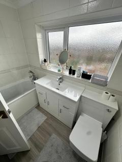 Contractor-Friendly 3-Bed Home in Strood, Kent with Free Parking - Strood - 8