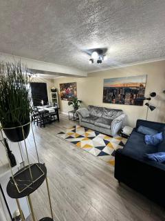 Contractor-Friendly 3-Bed Home in Strood, Kent with Free Parking - Strood - 7