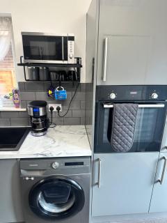 Contractor-Friendly 3-Bed Home in Strood, Kent with Free Parking - Strood - 6
