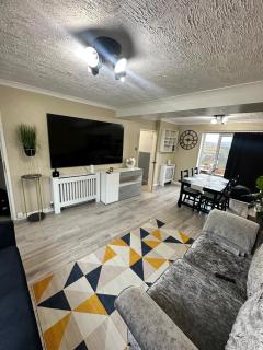 Contractor-Friendly 3-Bed Home in Strood, Kent with Free Parking - Strood - 3