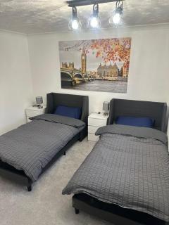 Contractor-Friendly 3-Bed Home in Strood, Kent with Free Parking - Strood - 2