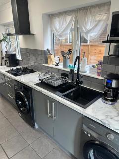 Contractor-Friendly 3-Bed Home in Strood, Kent with Free Parking - Strood - 1