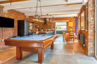 Luxury Escape with Cinema, Pool Table & Darts - Leeds - 8
