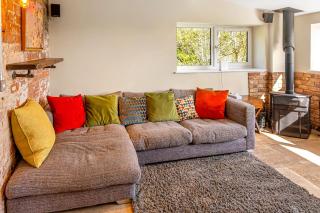 Luxury Escape with Cinema, Pool Table & Darts - Leeds - 4