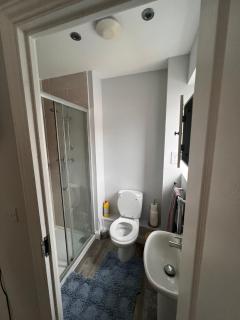 Whyte 3 bedroom house with garden, Sleeps 7 free parking sittungbourne Kent - Kent - 4