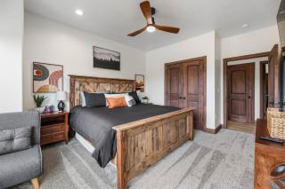 Zion Breeze - New! 6 King Suites, 8 bdrm, Hot Tub, EV, E-Scooters - Orderville - 1