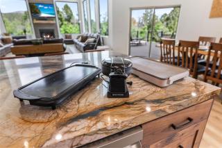Zion Breeze - New! 6 King Suites, 8 bdrm, Hot Tub, EV, E-Scooters - Orderville - 3