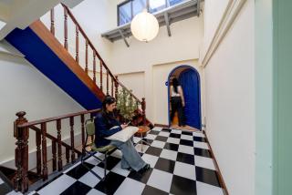 Blue House 191 Hometel - 3 mins to BTS Saphan Taksin - - 8