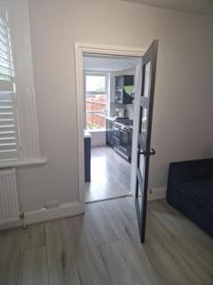 Modern 5 bedroom house with parking, London - 1