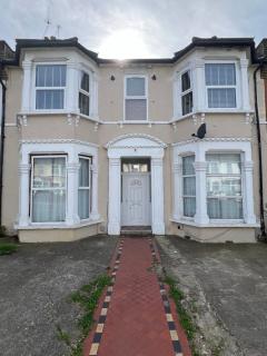 F4 Luxury Stays One bed apartment with Parking - Ilford - 9