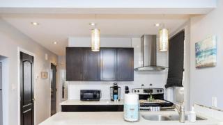 Urban 1BR Gem with Kitchen, Smart TV & Workspace - 1